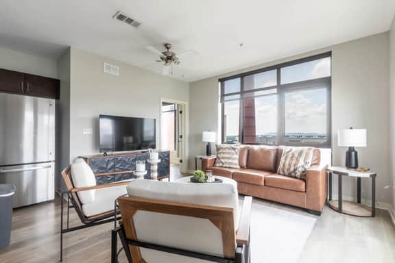 Luxurious large Downtown Top Floor Corner 2 Bed 2 bath - 621 parking included