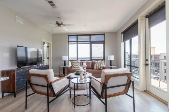Luxurious large Downtown Top Floor Corner 2 Bed 2 bath - 621 parking included
