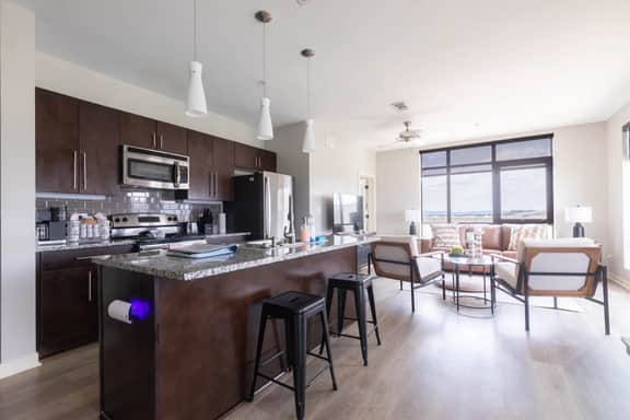 Luxurious large Downtown Top Floor Corner 2 Bed 2 bath - 621 parking included