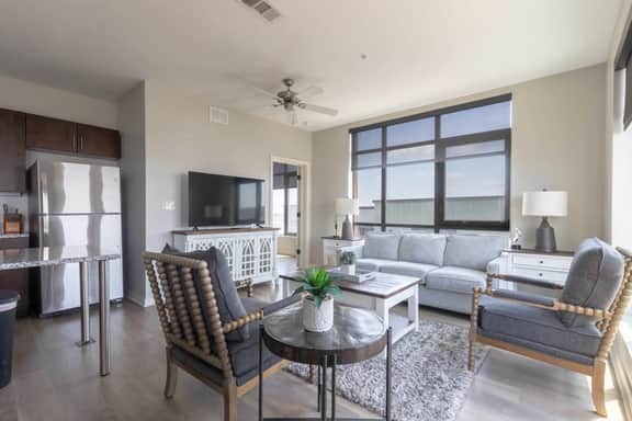 Luxurious Top Floor 2 Br 2 Ba Downtown Corner Condo- 604 - Image 2