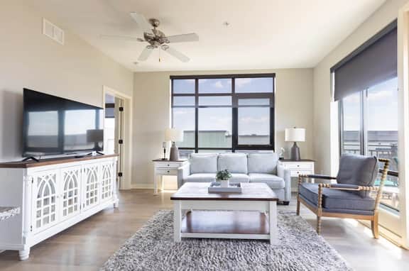Luxurious Top Floor 2 Br 2 Ba Downtown Corner Condo- 604