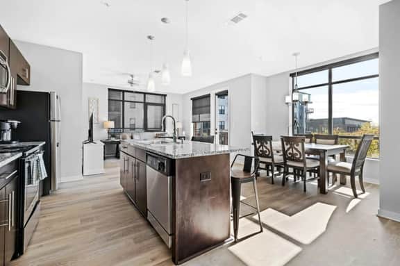 Luxury Downtown 2 bed 2 bath corner unit- 304 Parking included