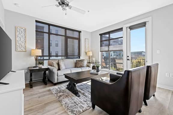 Luxury Downtown 2 bed 2 bath corner unit- 304 Parking included