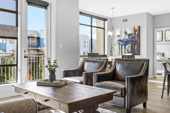 Luxury Downtown 2 bed 2 bath corner unit- 304 Parking included