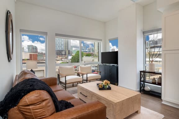 Lux Downtown Condo, steps to Broadway, P301 - free parking included