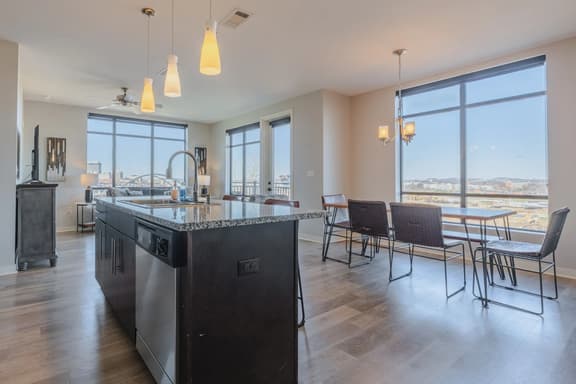 Luxurious Downtown Corner 2 bd 2bth- 220 Parking included