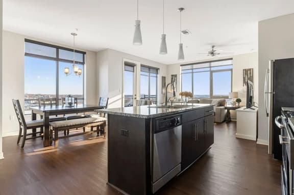 Luxurious Downtown Corner Views 2 bed 2bath 611-Parking included