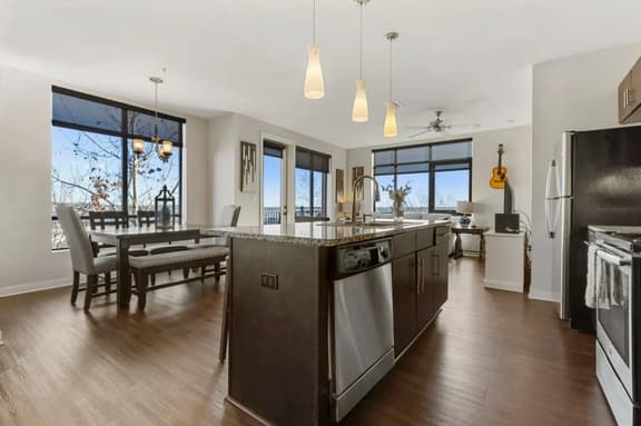Luxurious Downtown Corner Views 2 bed 2bath- 211-Parking included