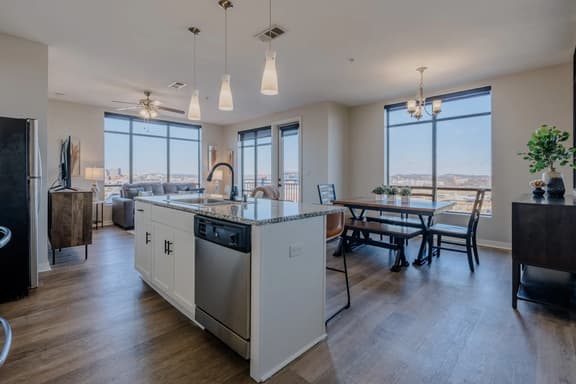 Luxurious Downtown High floor Corner-2bd2bth- 420