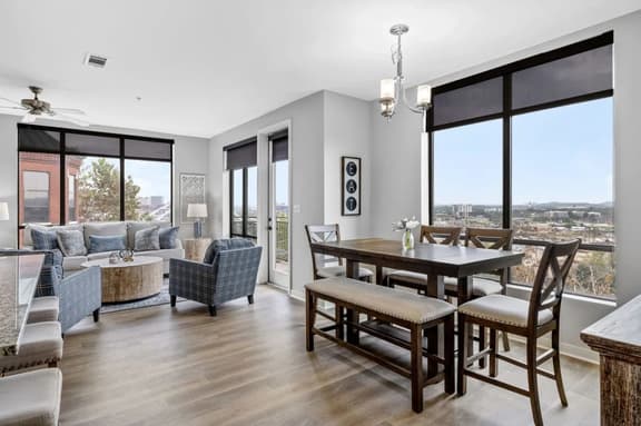 Luxurious Downtown High floor Corner-2bd2bth- 520 Parking included