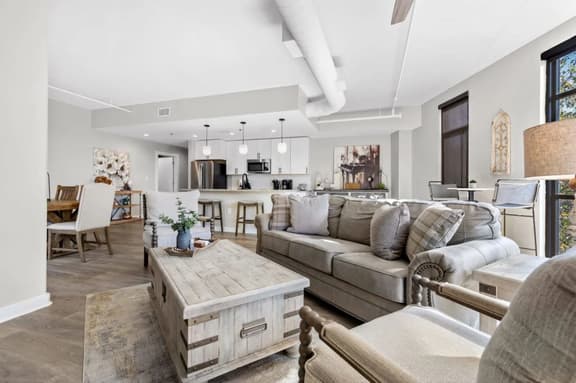 Luxurious Downtown-2 bed 2 bath Corner 2M Parking included