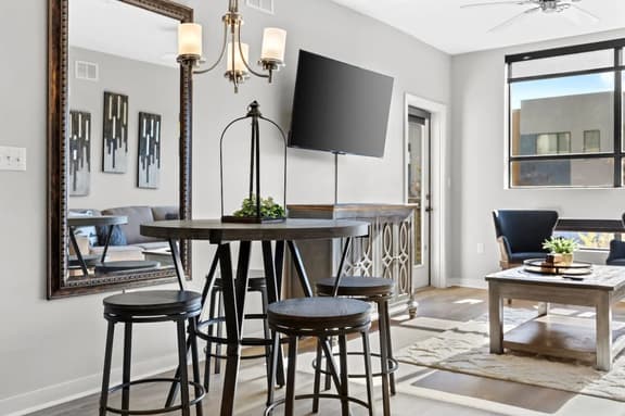 Luxurious Large 2 bed 2 bath Downtown Condo- 302 Parking included