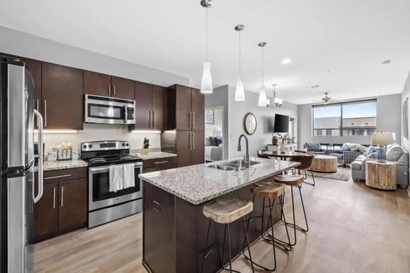 Luxurious Large 2 bed 2 bath Downtown Condo- 402 Parking included