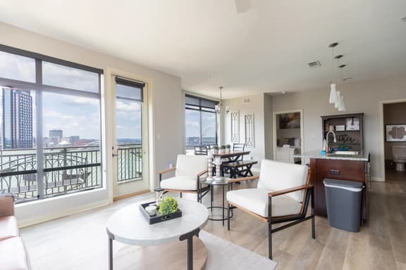 Luxurious large Downtown Top Floor Corner 2 Bed 2 bath - 621 parking included