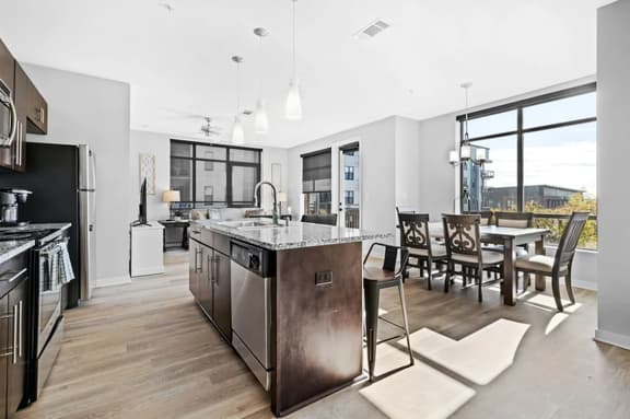 Luxury Downtown 2 bed 2 bath corner unit- 304 Parking included - Image 1